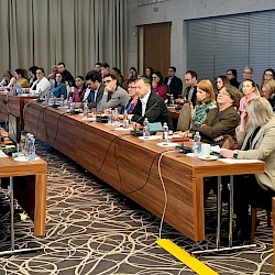 Foto - Monitorovanie akčných plánov  Stratégie pre inklúziu Rómov za rok 2023 prediskutované medzi rezortami a občianskym sektorom