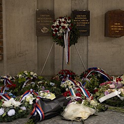 Foto - PAMÄTNÝ DEŇ RÓMSKEHO HOLOKAUSTU. NA BISTERAS / NEZABÚDAME!