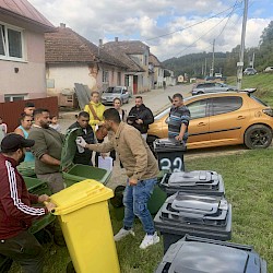 Foto - Viac než 250 nádob, takmer 200 ľudí: Triedenie odpadu mení životy v komunite