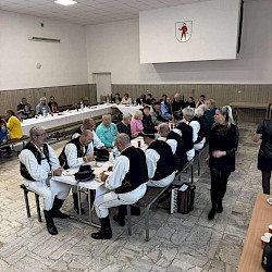 Foto - Medzigeneračná solidarita v praxi: Keď sa príbehy, skúsenosti a hodnoty spájajú za jedným stolom