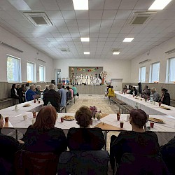 Foto - Medzigeneračná solidarita v praxi: Keď sa príbehy, skúsenosti a hodnoty spájajú za jedným stolom