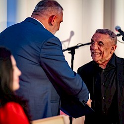 Foto - Ocenené osobnosti, ktoré svojou celoživotnou prácou prispeli k rozvoju spoločnosti, podpore rómskej komunity a búraniu predsudkov a stereotypov.