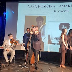 Foto - ÚSVRK podporil celoslovenskú súťaž v umeleckom prednese poézie a prózy v rómskom jazyku Amari romaňi čhib – Naša rómčina