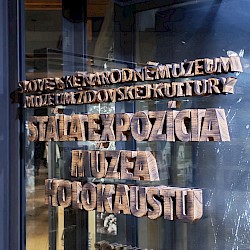 Foto - NA BISTERAS / NEZABÚDAME! Pamätný deň obetí rómskeho holokaustu Úradu splnomocnenca vlády SR pre rómske komunity v Múzeu holokaustu v Seredi