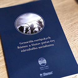 Foto - NA BISTERAS / NEZABÚDAME! Pamätný deň obetí rómskeho holokaustu Úradu splnomocnenca vlády SR pre rómske komunity v Múzeu holokaustu v Seredi