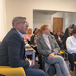 Foto - Regionálne rómske platformy pokračujú v ďalších mestách: Po Prešove hostili expertov Nitra, Žilina a Banská Bystrica