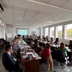 Foto - Regionálne rómske platformy pokračujú v ďalších mestách: Po Prešove hostili expertov Nitra, Žilina a Banská Bystrica